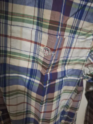 Camisa Gant a cuadros de varios colores sin usar.