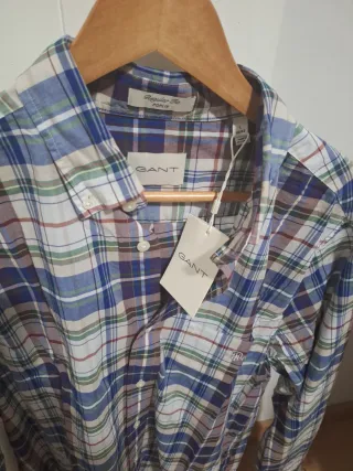 Camisa Gant a cuadros de varios colores sin usar.