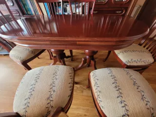 Mesa de comedor y 6 sillas de madera