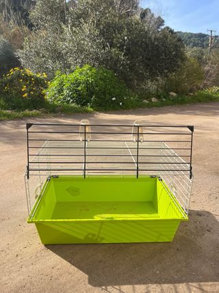 Jaula para conejo verde y blanca