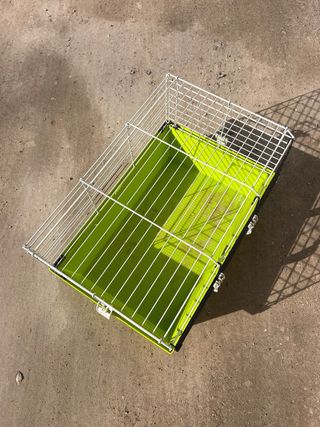 Jaula para conejo verde y blanca