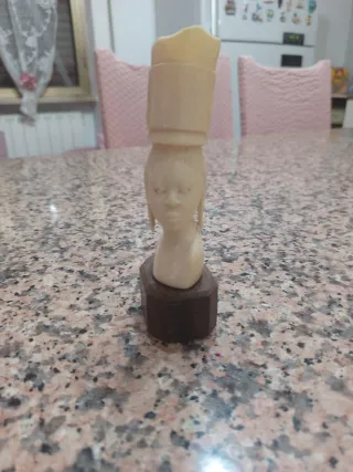 Statuina in onice donna con cesto