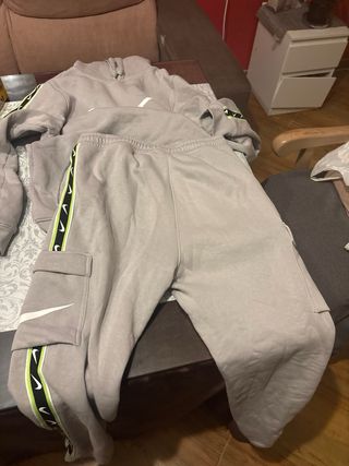 Conjunto deportivo Nike gris y verde