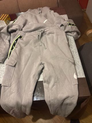 Conjunto deportivo Nike gris y verde