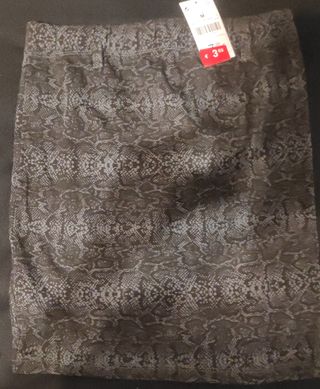 Falda corta estampada serpiente talla M