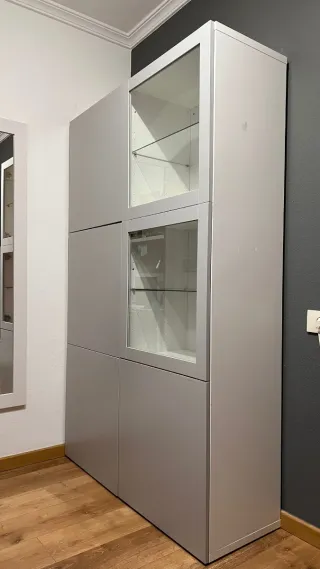 Armario salón con vitrina gris