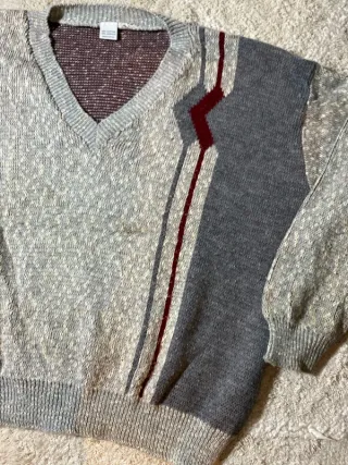 Jersey Lana Vintage Cuello Pico Gris y Rojo