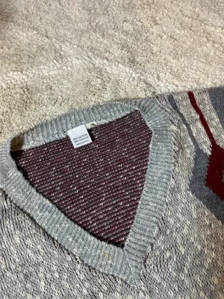 Jersey Lana Vintage Cuello Pico Gris y Rojo