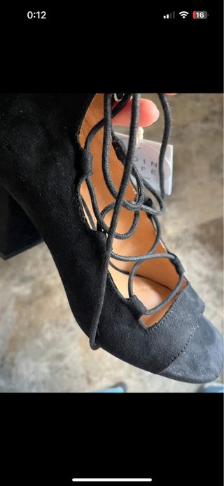 Tacones Stradivarius negros con cordones