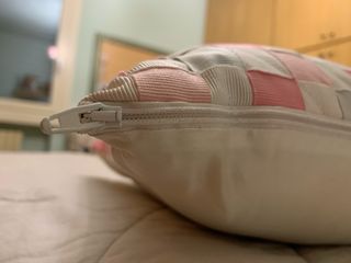 Cuscino decorativo a scacchi pastello