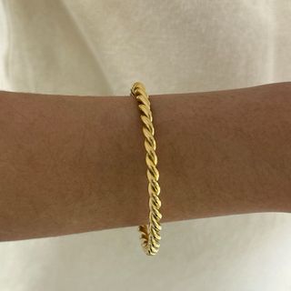 Pulsera dorada trenzada