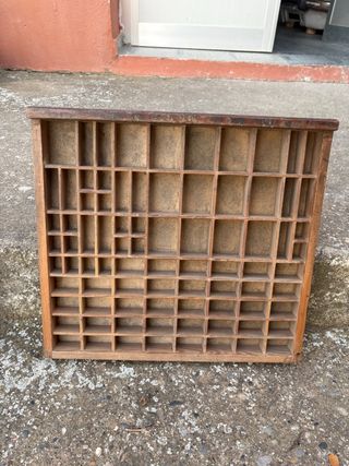 Cajón antiguo de imprenta de madera