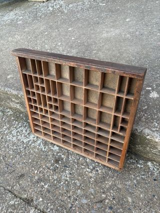 Cajón antiguo de imprenta de madera