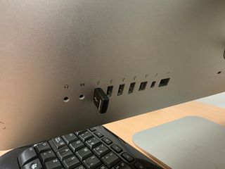 IMAC 21.5 ̈ 2011 + TECLADO Y RATON INALAMBRICOS