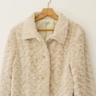 Talla 48. Abrigo de pelo beige corto mujer