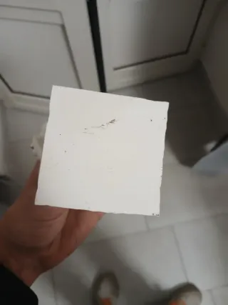 Statua moderna bacio coppia