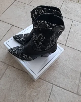 Stivaletti donna pitonati nero/bianco