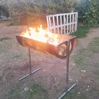 Barbacoa de metal negra y amarilla