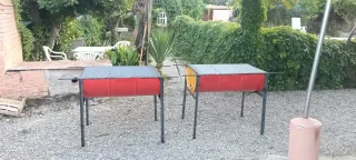 Barbacoa de metal negra y amarilla