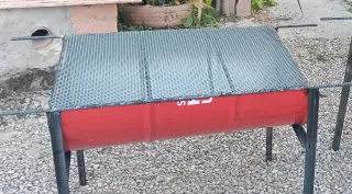 Barbacoa de metal negra y amarilla