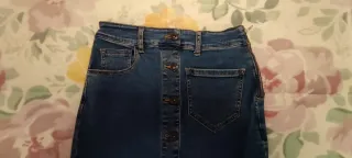 Falda vaquera midi con botones