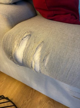 Sofá de tela gris con fundas