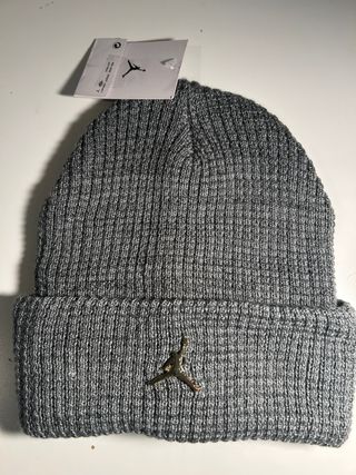Gorro Jordan Gris Logo Metalizado