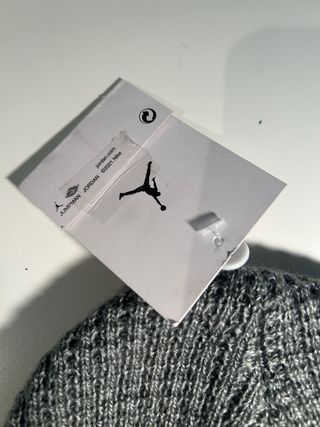 Gorro Jordan Gris Logo Metalizado