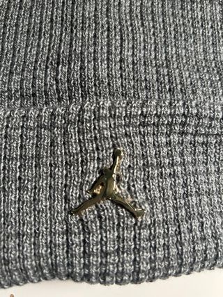Gorro Jordan Gris Logo Metalizado