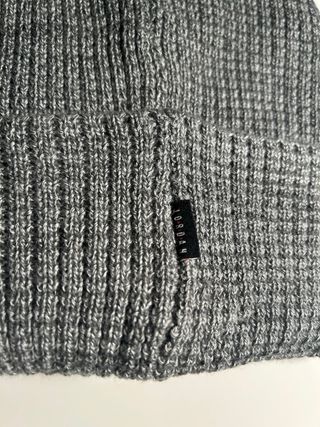 Gorro Jordan Gris Logo Metalizado