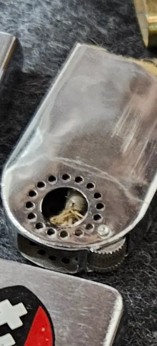 Consegna di 6 accendini Zippo e altri