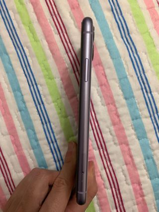 iPhone 11 en color Morado/Lila.