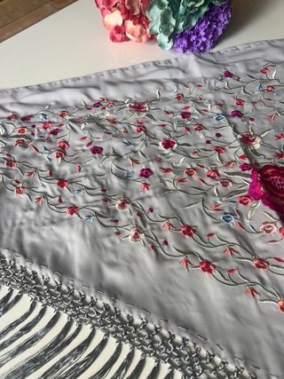 Manton bordado gris y rosa