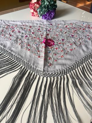 Manton bordado gris y rosa