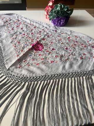 Manton bordado gris y rosa