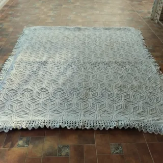 Cubierta de ganchillo tejida a mano