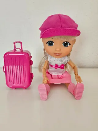 Muñeca habladora con maleta de viaje rosa