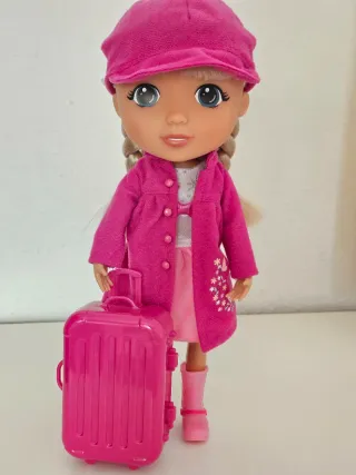 Muñeca habladora con maleta de viaje rosa