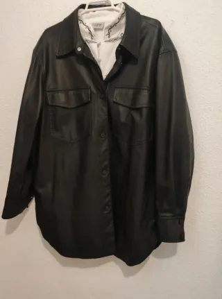 Chaqueta sobrecamisa efecto piel negra