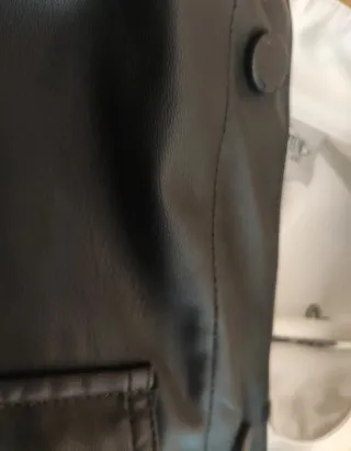 Chaqueta sobrecamisa efecto piel negra