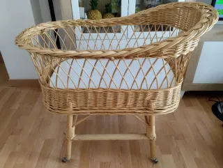Minicuna de mimbre con ruedas