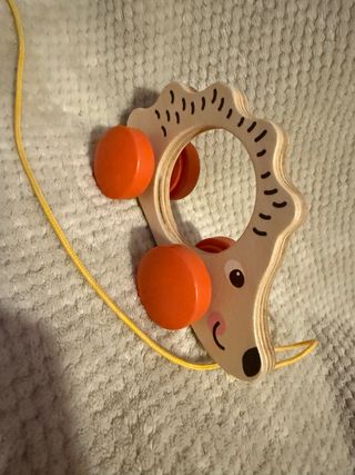 Erizo de madera con ruedas y cuerda