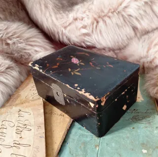 Antigua caja china lacada