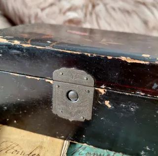 Antigua caja china lacada