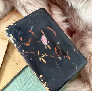 Antigua caja china lacada