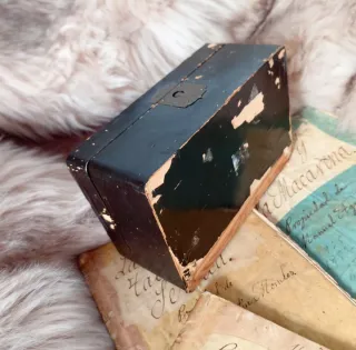 Antigua caja china lacada