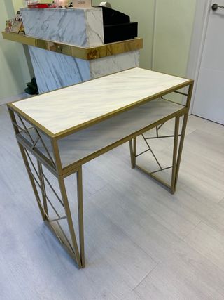 Mesa de manicura dorada y mármol