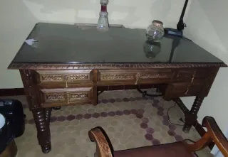 Escritorio antiguo de madera y cristal
