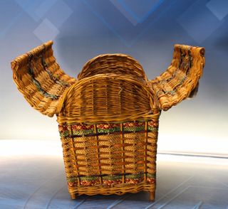 Antigua cesta de mimbre para llevar la comida, picnic retro.