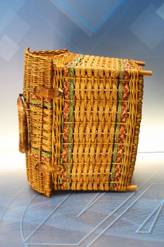 Antigua cesta de mimbre para llevar la comida, picnic retro.